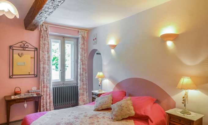 Venasque Bed & Breakfast | Enchanting Guest Room in the Heart of Provence