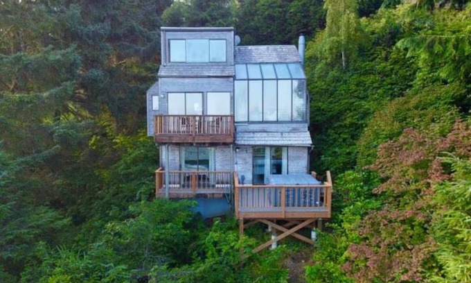 Neskowin Cottage | Enchanting Ocean Views and Hot Tub at The Burrow