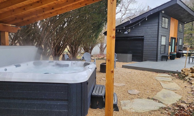Lancaster Cabin | Enchanting retreat nestled in the heart of nature. Your ideal getaway awaits!