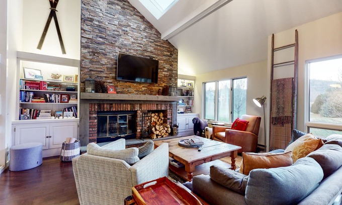 West Hartford House | End unit townhome near golf & ski - walk to Quechee Club - views & fireplace
