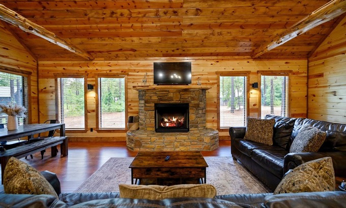 Broken Bow Cabin | Endless Skyway-2Bed/2Bath Cabin: Hot Tub/BBQ/Play Area/Patio/Large Flat Driveway