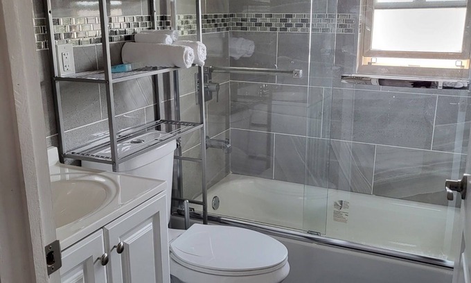 South Jamaica Apartment | Enjoy a home away from home. In Jamaica Queens.A/C and Heat