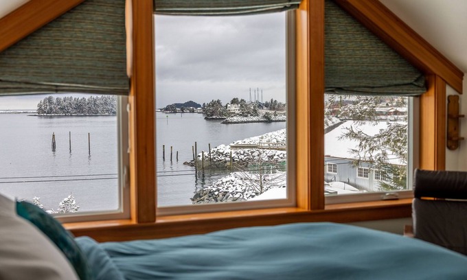 Sitka House | Enjoy A Luxury Oceanfront Retreat with your family and friends