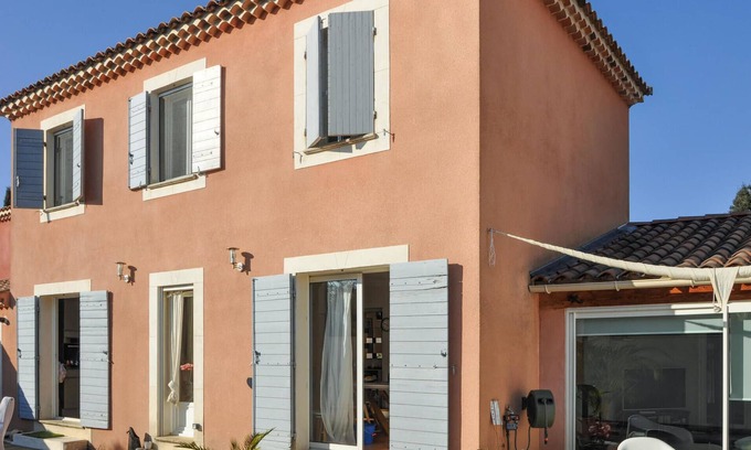 Vedene House | Enjoy a nice vacation in this family and welcoming vacation home with pool.