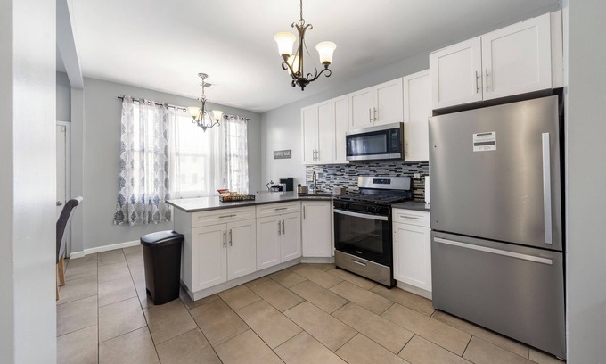 Constable Hook House | Enjoy a peaceful and conveniently located stay at this modern comfortable 3-bedroom apartment in Bayonne, where convenience meets comfort! Situated in a prime location, our home offers easy access to plenty amenities, making it the perfect choic