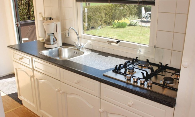 Tzummarum House | Enjoy a pleasant vacation in Friesland in this practically furnished chalet in Tzummarum.