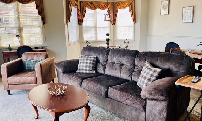 Bartlett House | Enjoy Amazing Views @ 1BR Chateâu w/1 King + Sofa