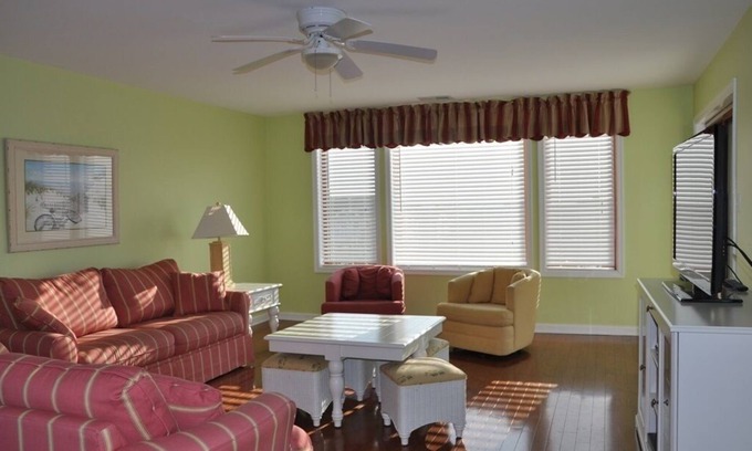Wildwood Condo | Enjoy beautiful bay sunsets in this Marina Bay rental