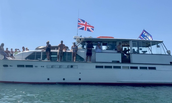 Harsens Island Boat Rental | Enjoy beautiful Harsens Island on your own private yacht.