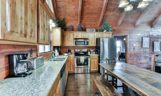 Branson Cedars Cabin | Enjoy Branson at Torrey Pines | 6 Bed, 5 Bath