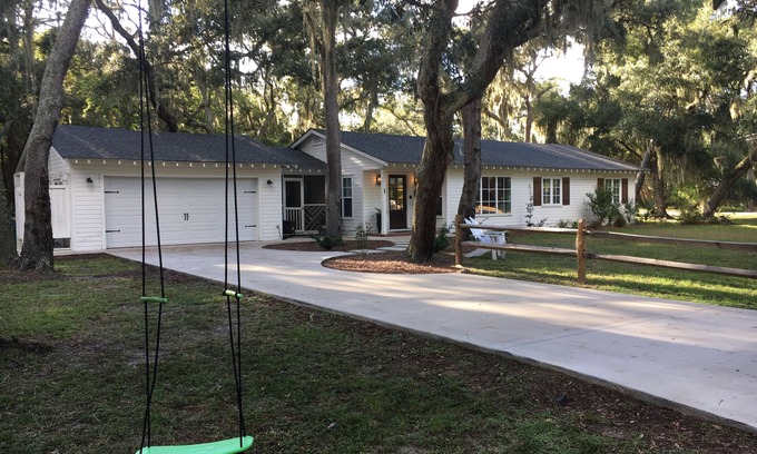 Jekyll Island House | Enjoy FALL BREAK 🏝️ Perfect location for families+4 Bikes. 2 night min most dates
