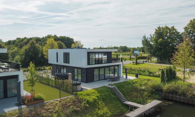 Zeewolde House | Enjoy luxury in the vacation villa Moon: 8-person villa with whirlpool, sauna and terrace by the water. Modern and spacious, ideal for a relaxing vacation!