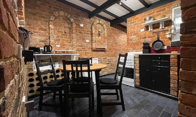Newtown House | Enjoy Newtown's colours - cosy terrace
