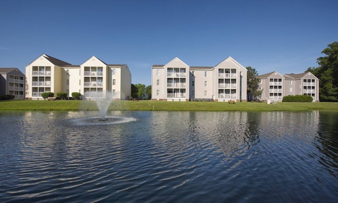 Williamsburg Resort | Enjoy our Colonial Style Resort in Williamsburg with Free parking, pool access, mini golf and tennis