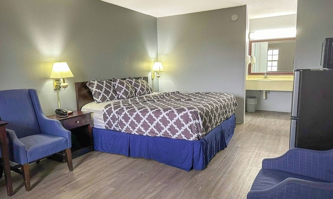 Madisonville Hotel | Enjoy Relaxing Nights with King Bed and Microwave and Fridge Near Attractions