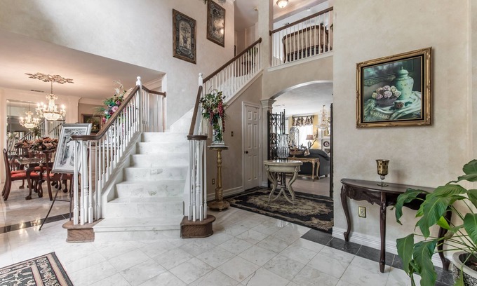 South Arlington House | ENJOY RESORT STYLE LUXURY ACCOMMODATIONS AT THE ESTATE HOME