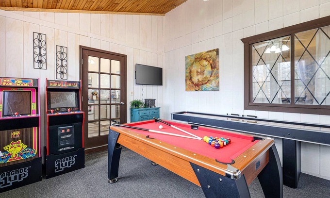 Hamlin House | Enjoy the fall foliage with this Premier Host!