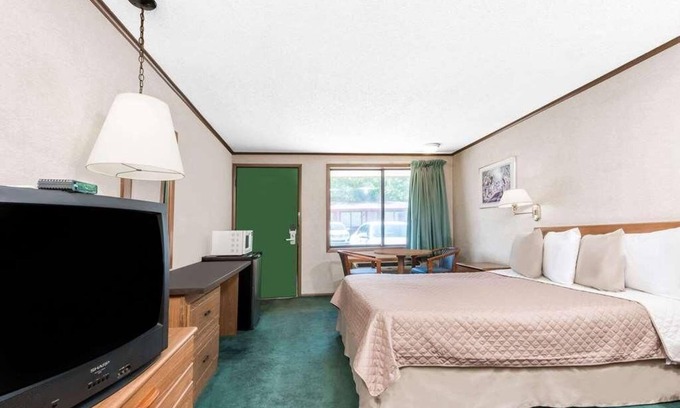 Summitt Hotel | Enjoy Your Stay at Knights Inn Ashland! Pool, Picnic Area, Parking, WiFi