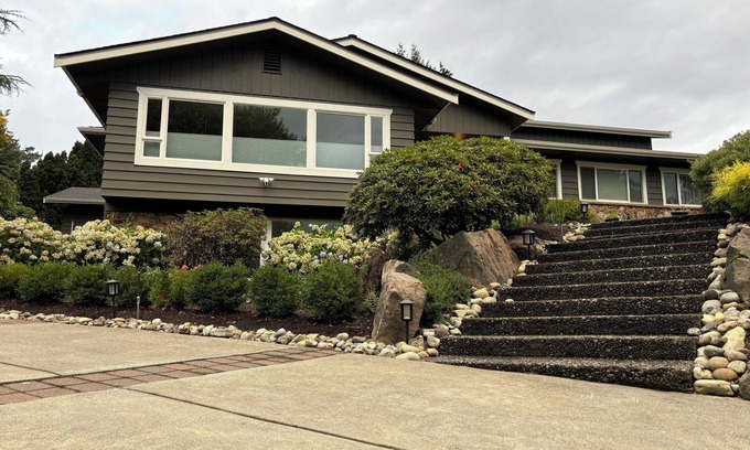 Clyde Hill House | Enjoyable 2-Bed/1-Bath unit with AC in Clyde Hill