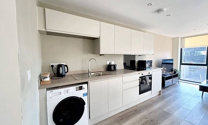Everton Apartment | Enjoyable apartment with AC in vibrant Liverpool