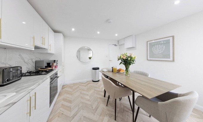 London Borough of Bromley Cottage | Enjoyable Cornerstone cottage with AC in charming Orpington. Sleeps 7 people