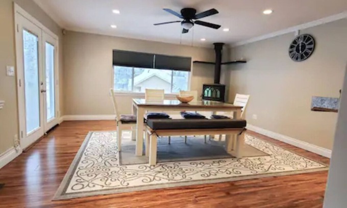 Eagle River House | Enough space for the whole family near hiking trails and mountains.
