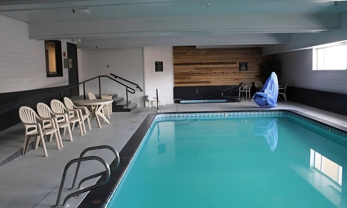 Ontario Hotel | Ensuring a Very Comfortable & Memorable Stay! Pool, Free Breakfast & Parking