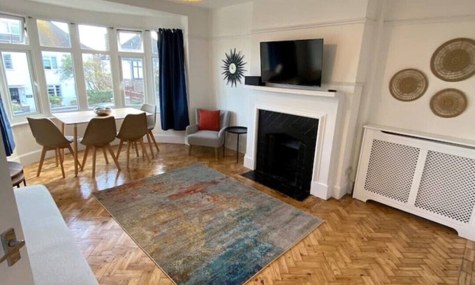 Worthing Apartment | Entire 2 bed property, 1 road back from the sea