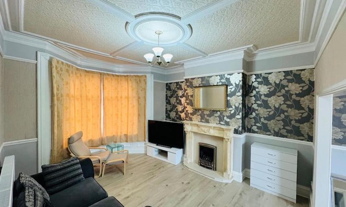 Sunderland House | Entire 4br with cot, free street parking and garage