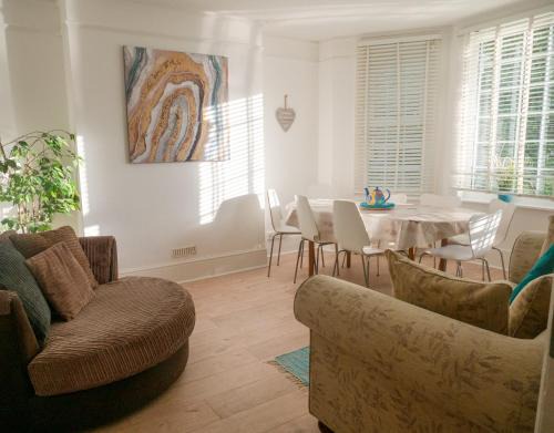 Eastbourne House | Entire 5 Bedroom Comfortable House in Eastbourne