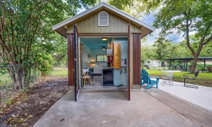 Windsor Park House | Entire Atomic LODGE 3/2 + plus CABIN 1/1