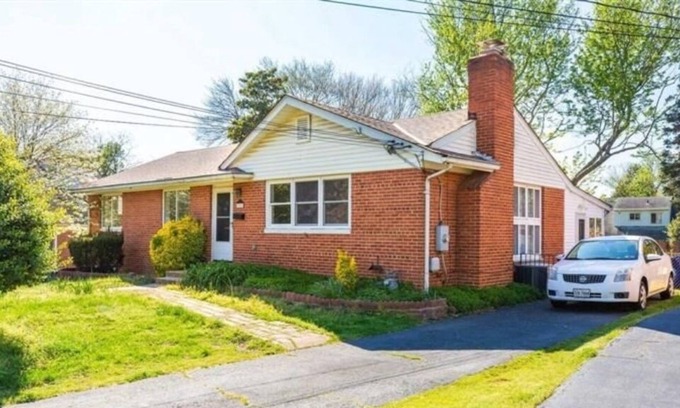 Seminary Hill Apartment | Entire Basement in Alexandria w/ Backyard Patio