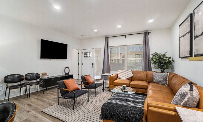 North Hyde Park House | Entire Duplex (2 Units) in Midtown 6 bds, 6 Bths