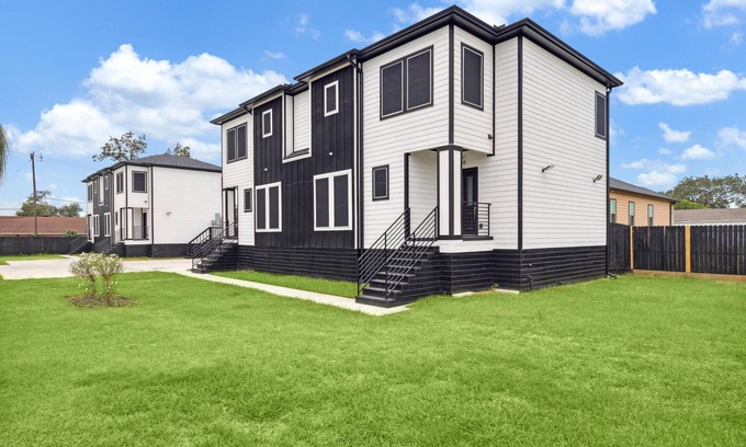 Northside House | Entire Duplex with 6-beds, AC, WiFi and a View of Downtown Houston!