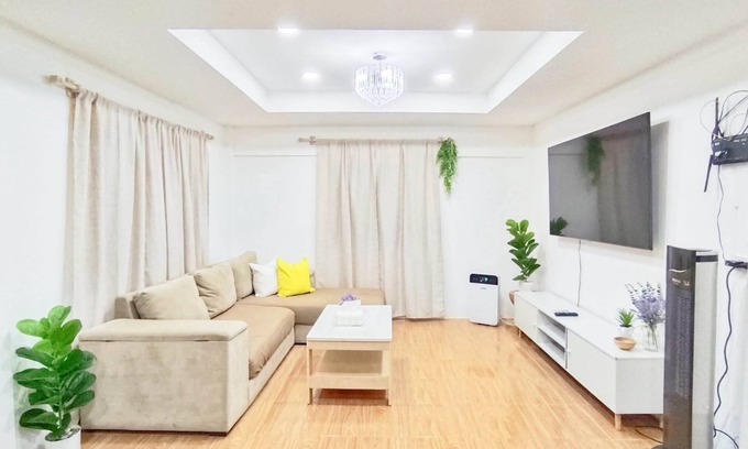 Suan Luang House | Entire House for 9 people near BTS Onnut