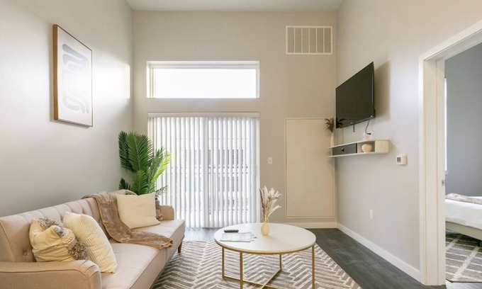 Stamford Apartment | Entire Harbor Point Apt Boho Style Free Parkin/Gym