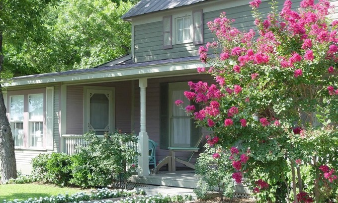 Fredericksburg House | Entire home near downtown sleeps up to 12 guests—permit #8056000259