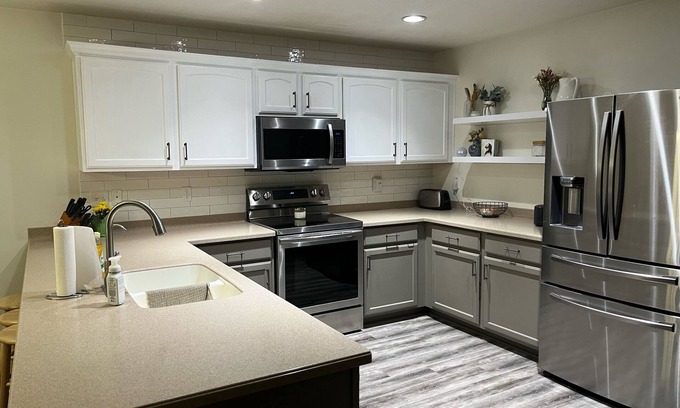 Lindon House | Entire home - trampoline, fire pit, play area, near freeway!
