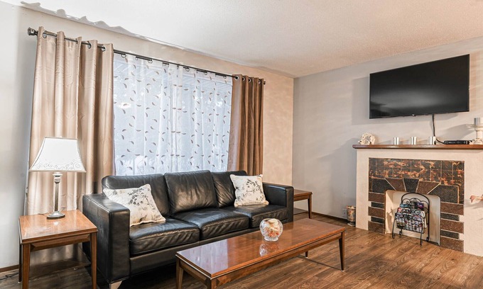Northwest Calgary House | Entire house, 6 BR/3BA, All Queen Beds, Central location