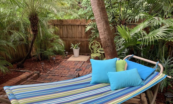University House | Entire Modern & Private Townhouse 1.5 mi to Busch Gardens, Moffitt & USF