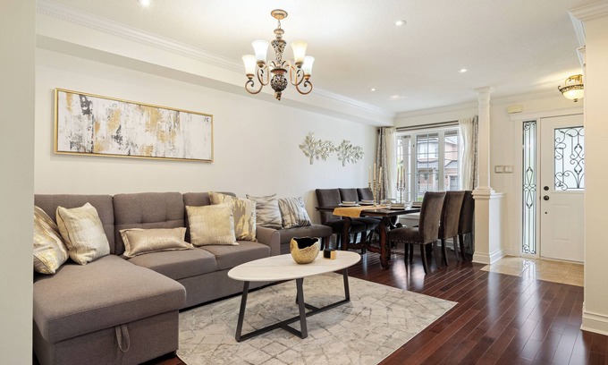 Bayview Glen House | Entire Spacious 5BR Home 6 Beds, 3.5BA, Wi-Fi, 6 TVs, Parking & BBQ