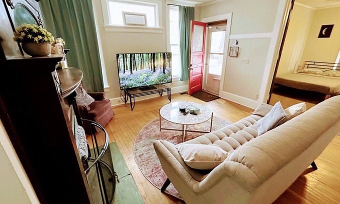 Dundee-Happy Hollow Historic District Apartment | Entire Upscale 1Queen-2Full Apartment 💙 A+ Dundee Area 💙 Private Porch