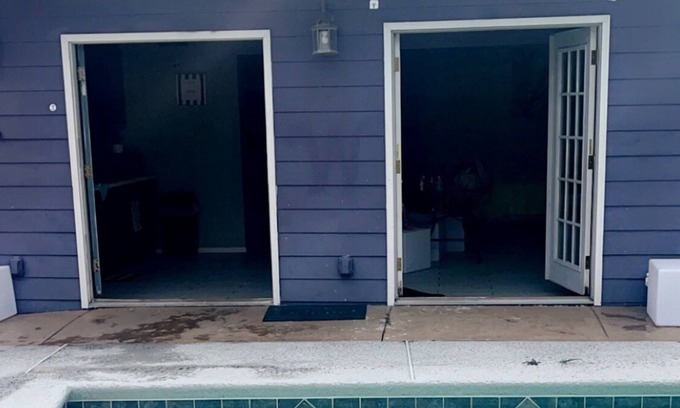 Seabrook Apartment | Envy’s lounge pool house