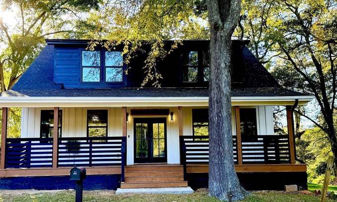Covington House | Epic Retreat at Mystic Falls-5 bd 3.5 BA-1 Mile from the Square & Clocktower