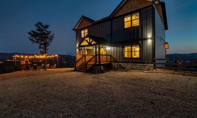 Gatlinburg Cabin | Epic View of Anakeesta! Sleeps 18! Sauna! Theatre!