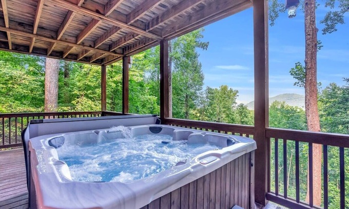 Walnut Mountain Cabin | Epic Views/Hot Tub/FPLC/Gm Rm/Sleeps 6