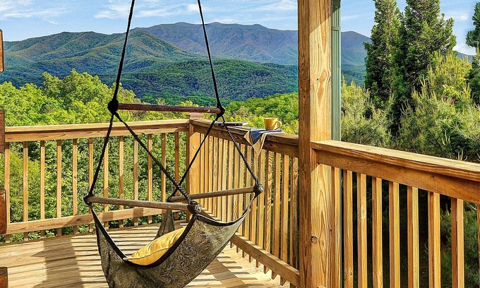 Gatlinburg - Pigeon Forge Cabin | EPIC VIEWS in this JEWEL of the Smokies! H.Tub, H. Theatre, 5 min to Gatlinburg