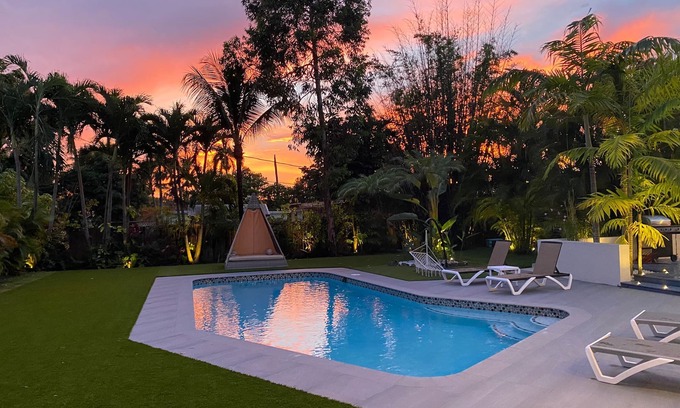 Golden Glades Villa | Epic Villa w/a Big BKB Court+Fire Pit+ Mini Golf & More