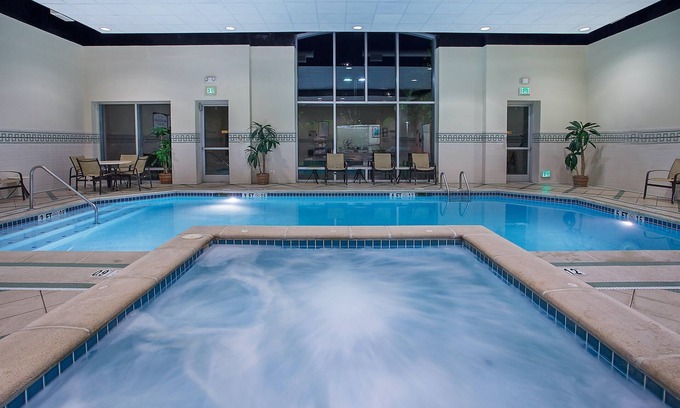 Downtown Chattanooga Condo | Equipped Suite in Downtown Chattanooga | Free Breakfast + Hot Tub Access