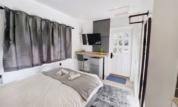 Waddon Apartment | Erin Court Mansion -The Hideaway